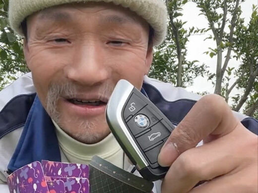 Kakek anak-anak hari ini menemukan kunci BMW untuk kalian, juga banyak kartu lainnya, semoga kalian 