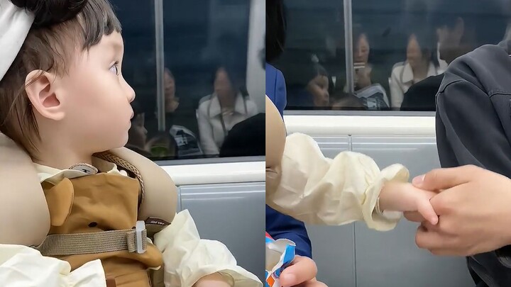 A social butterfly baby appeared on the Henan subway, making sure to shake hands with everyone and e