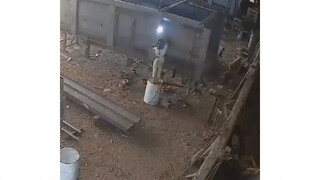 ยืนเชื่อมไฟฟ้าบนถังน้ำมัน ช่างน่าทึ่งจริงๆ……!