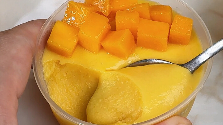 Ở tiệm bánh thương hiệu nổi tiếng, một chiếc bánh mousse nhỏ xíu đã mấy chục tệ; thật ra ở nhà chỉ c