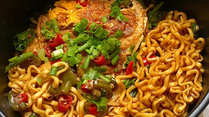 ท้าทาย 10 บาท (นอกมหาวิทยาลัย) ทำอาหารในหอพักมื้อที่ 16! ก๋วยเตี๋ยวผัดไข่ดาวเด็ดสุดๆ!