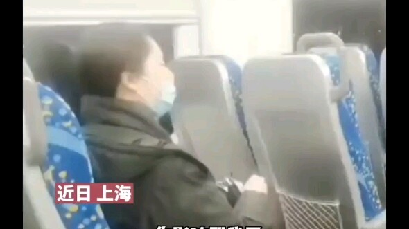 乘客轻轨上外放手机被其他乘客制止，反怼“包不起专车就忍受”