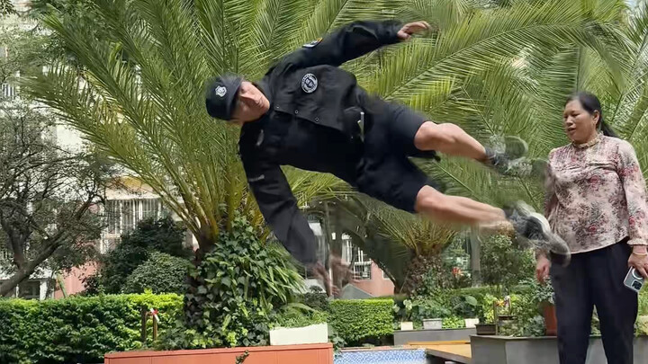 Acrobatic security guard helps the auntie.