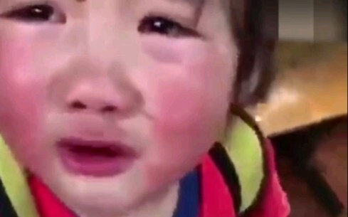 Một cô bé tốt bụng như thiên thần đã nhặt được một chú chó hoang trên đường đến trường. Cô bé sợ cô 