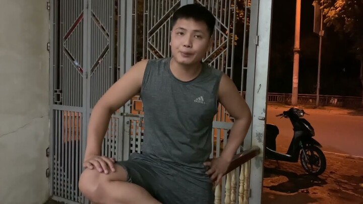 Thọ sứt nói chuyện cùng mọi người khi đi trên đường gặp Ngọc Phương Thảo và dương Phúc Chiến