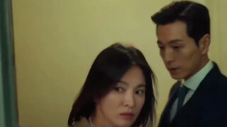 Mengapa dia, yang menjadi pusat perhatian semua orang, jatuh cinta pada pandangan pertama padanya ya