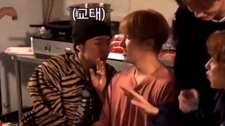 【权顺荣】醉酒的仓鼠把DK给亲了 哈哈哈