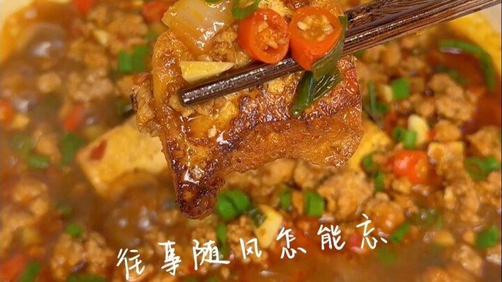 لا أبالغ، هذه القدر من التوفو ستجعلك تفكر في العودة إلى المنزل لتناول الطعام في الثانية ظهرًا.