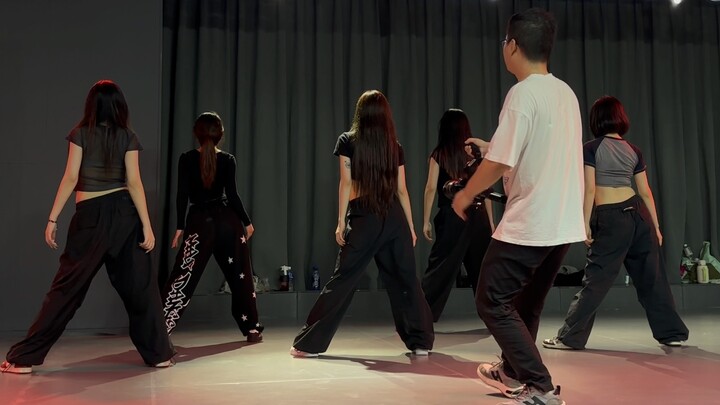 ครูสอนถ่ายภาพบุคคลที่สามออกแบบท่าเต้น "gimme on up" เวอร์ชั่นทำงานหนัก โดย Nanan