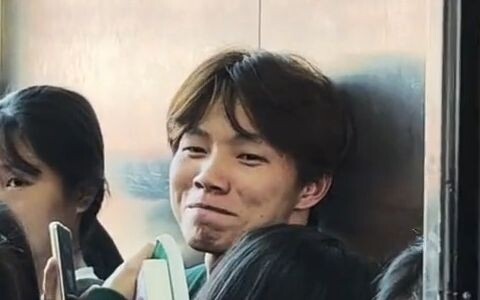 ทันทีที่เพื่อนซี้ของฉันทิ้งฉันแล้วกระโดดเข้าไปในลิฟต์ที่มีแต่ผู้หญิง ฉันก็รู้เลยว่ามิตรภาพของเราคงต้