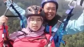 Aku takut sekali naik paralayang tapi aku menikmatinya