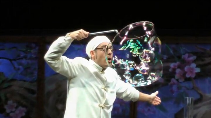 A wonderfully joyful bubble show