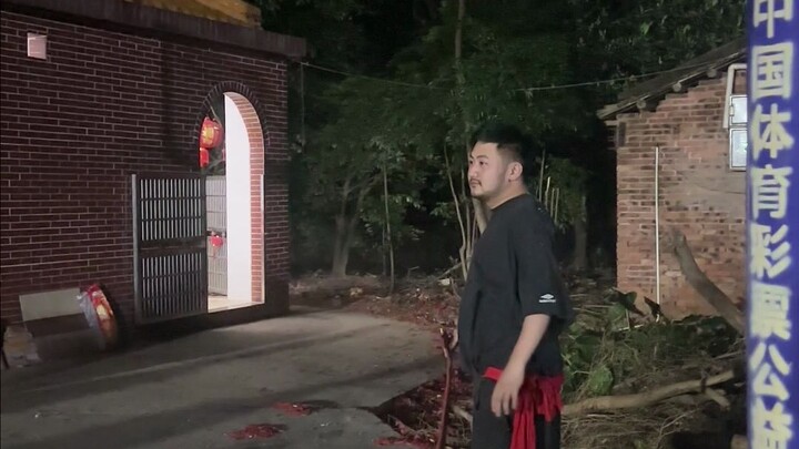 الرجل الرائع لا يلتفت أبداً إلى الانفجار