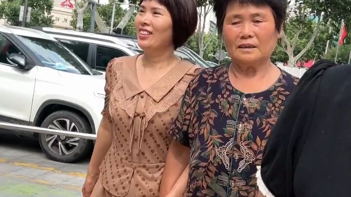Ibu dan nenek memang pintar menggoda hahahaha