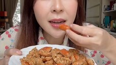 Cobain kutu laut …. … kalau lihat bentuknya sebelum dimasak agak serem sih … beneran mirip kutu ….