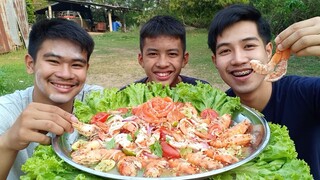 ยำกุ้งสะดุ้งแซลมอน!! กุ้งตัวใหญ่เนื้อหวานเด้ง แซลมอนหอมมันนุ่ม..