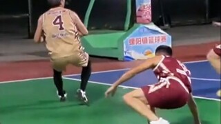 Lãnh đạo: Chàng trai, quần cậu hơi rộng đấy. Chủ nhiệm: Ừ, đúng là cần nhắc nhở một chút rồi.