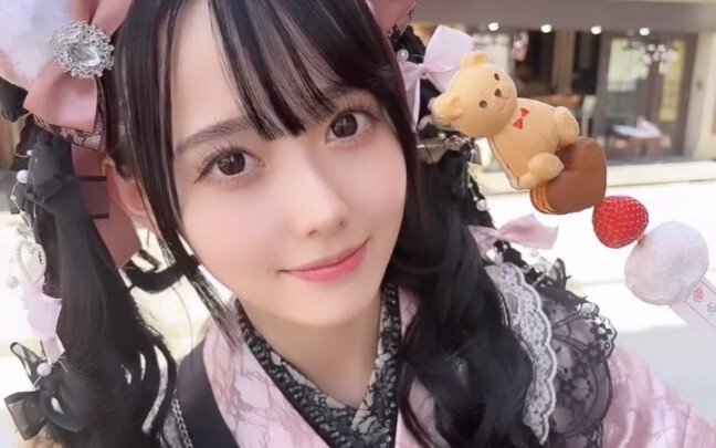 Momona Matsumoto visits Senso-ji Temple.