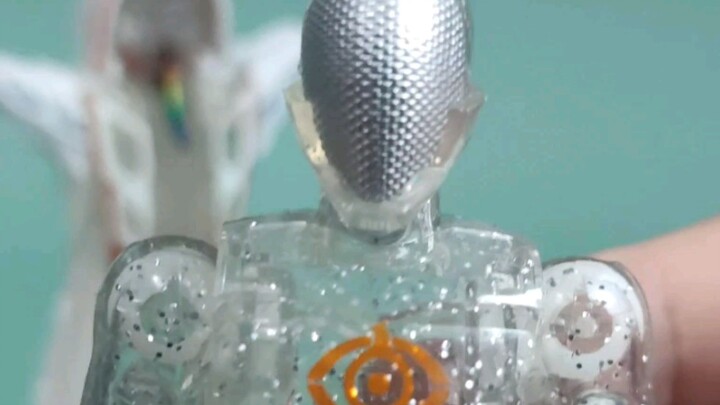 The whole body is transparent and has colorful horns? Kamen Rider Ghost's final infinite soul