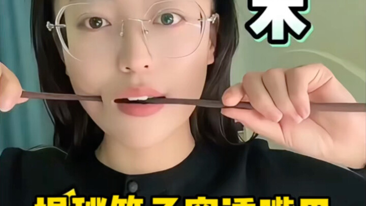 Wanita cantik tembuskan sumpit ke dalam mulutnya