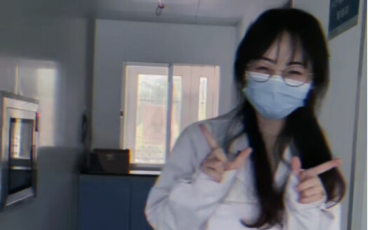 Lalu suatu hari, kamu bertemu denganku, yang sepertinya mirip dengannya tiga persepuluh.