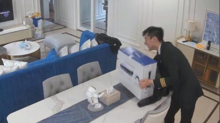 Pilot husband unexpectedly receives a PS5 console from his wife after finishing work and coming home
