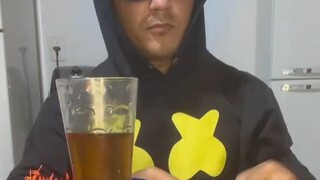 网友花了将近5个小时，手动收集了这么一小杯“花蜜”...
