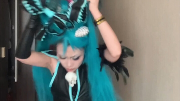 Khi bạn đang ở nhà hóa thân thành cosplay, bố mẹ bỗng nhiên về đến nhà