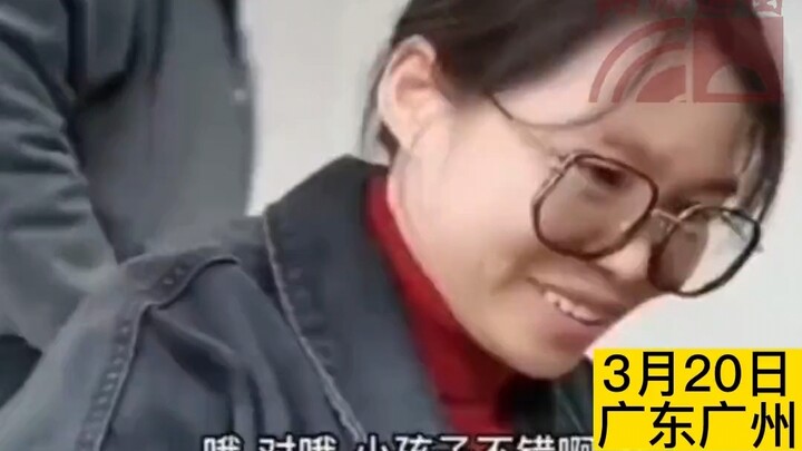 طالب في المدرسة يعلم أن والدته خضعت لعملية قيصرية أمس، فيستعير هاتف المعلّم ليتصل بوالده ويستفسر عن 