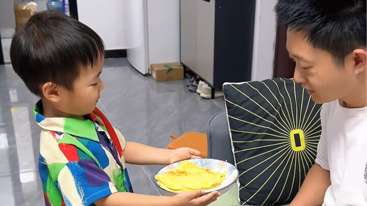 Mẹ vắng nhà, cậu con trai 4 tuổi tự làm bánh trứng cho bố ăn #Đứa trẻ hiểu chuyện