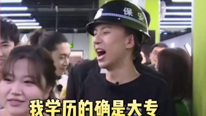 Còn hài hơn cả show độc thoại của Fu Hang chính là cảnh Fu Hang đi dọn rác tầng… Bị quát thẳng mặt: 