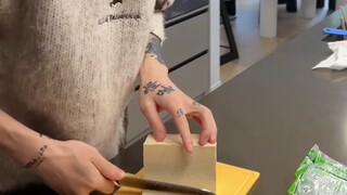 当两岁女儿想吃巧克力，爸爸竟用一块豆腐骗过女儿！！