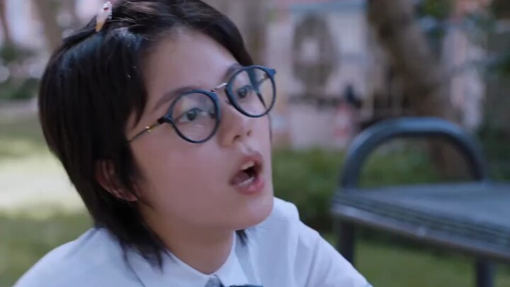 Miaomiao meminta uang jajan kepada ayahnya, dan setelah mendapatkannya langsung meninggalkan sang ay