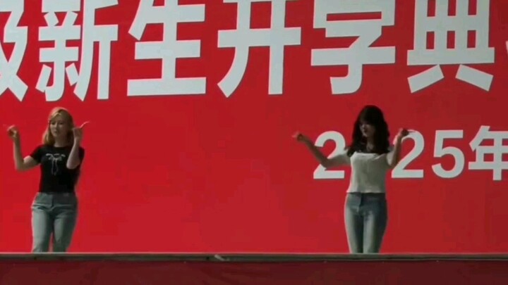 Múa trong đêm hội chào đón tân sinh viên của trường đại học