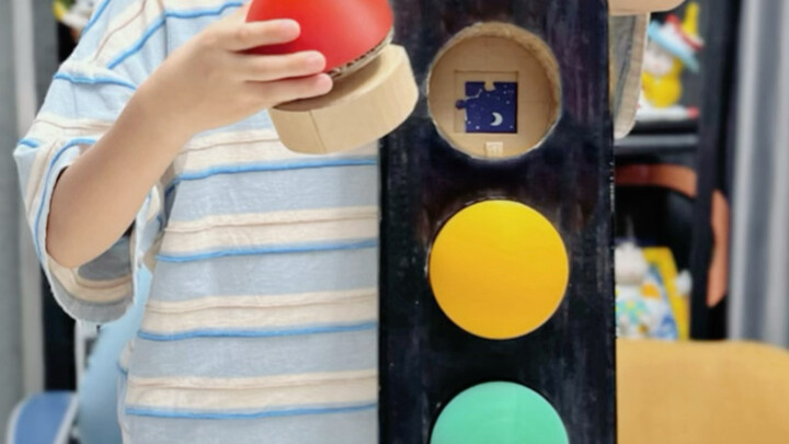 Tôi đã dùng thùng carton chuyển phát nhanh làm một hộp cơ quan đèn giao thông, ba tầng cơ quan liên 