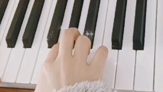 "Bạn là nơi tôi đến và nơi trái tim tôi thuộc về" [Chơi piano và hát] Khi người mẹ gợi ý hát "Điều ư