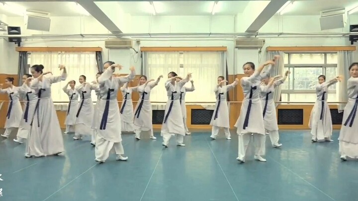 The Korean dance at Minzu University is truly unique. When the drum beats, the whole atmosphere chan