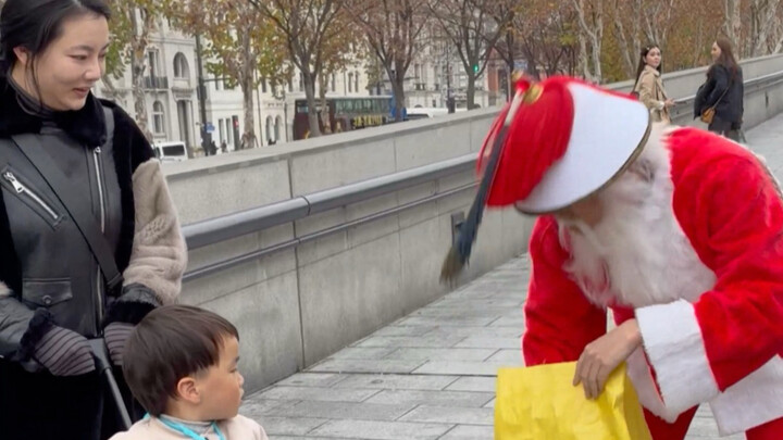 Mẹ ơi, con nhớ ông già Noel đâu có dáng thế này đâu?