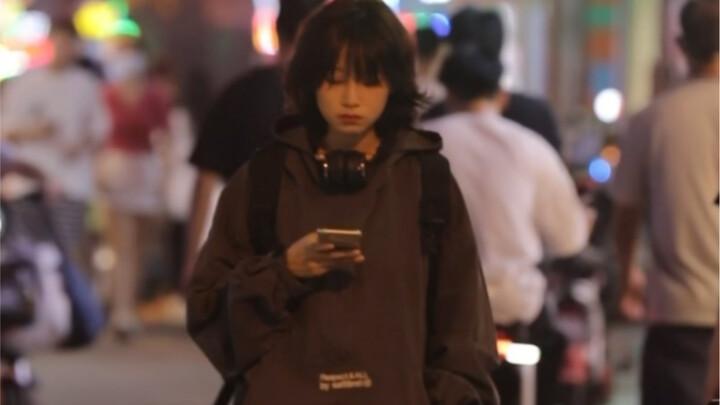 在满脸笑容的人群中，只有我是一副垂头丧气的模样。