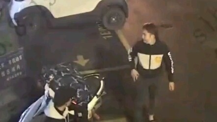 Người đàn ông trộm xe điện lúc rạng sáng, sau khi thành công thì giơ tay chào camera giám sát.
