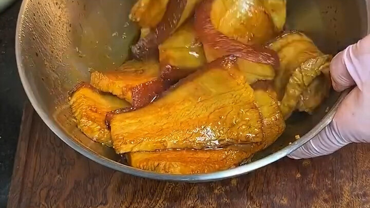 梅菜扣肉，这油溅起来的瞬间，我感觉蹦我脸上了