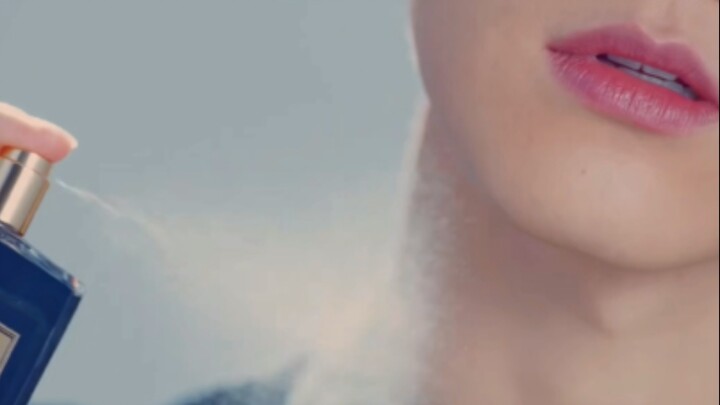 الفرق بين ما أتخيله عن فتيان الفرقة الذين يرشون العطر وما يحدث في الواقع