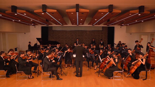 "届かない恋" was played by an orchestra with instruments