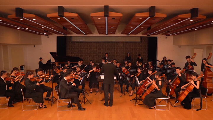 "届かない恋" dimainkan oleh sebuah orkestra dengan instrumen