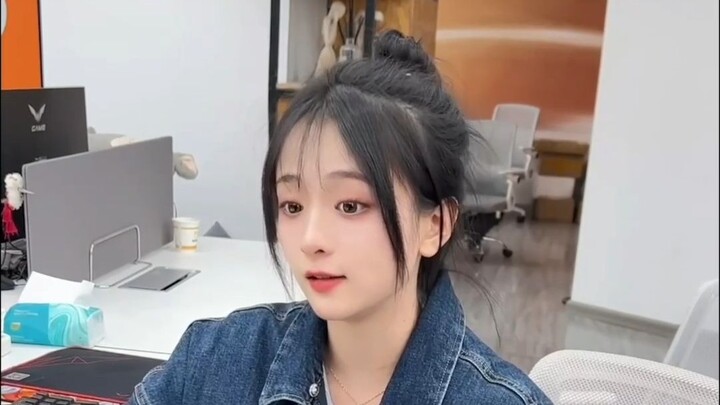 Hy vọng sếp của tôi đừng soi mói nữa, có việc thì mời uống trà.