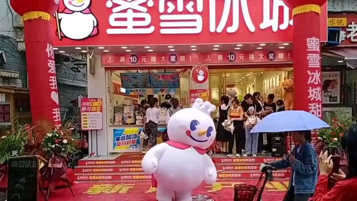 Snow King is dancing—so cute!