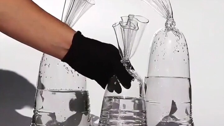 How far have artisans gone? They’ve actually turned glass into a “water bag”!