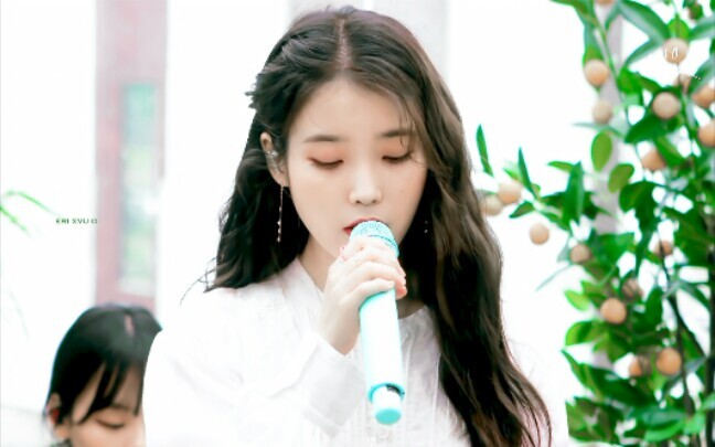 [IU Lee Ji Eun] Bài hát mới "Eight" hát live