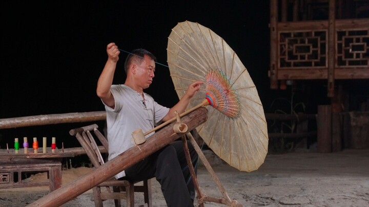 The oil-paper umbrella is one of the earliest rain tools in the world, with a history of more than a