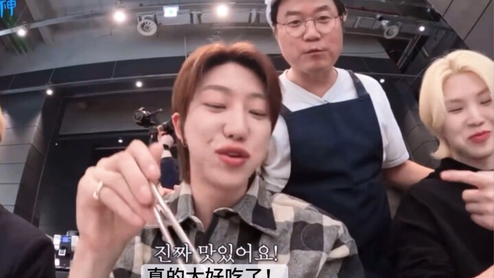 Xu Xiaoba yang manja minta makan karena perutnya lapar, dan Lao Luo yang khawatir masakannya tidak s